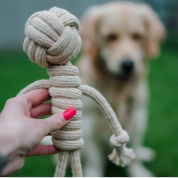 DINGO Gryzak z drewna kawowego na sznurze LUDZIK 35 cm