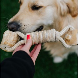 DINGO Gryzak z drewna kawowego na sznurze HANTEL 27 cm